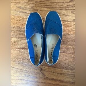 TOMS Classic Blue Canvas Shoes size 6